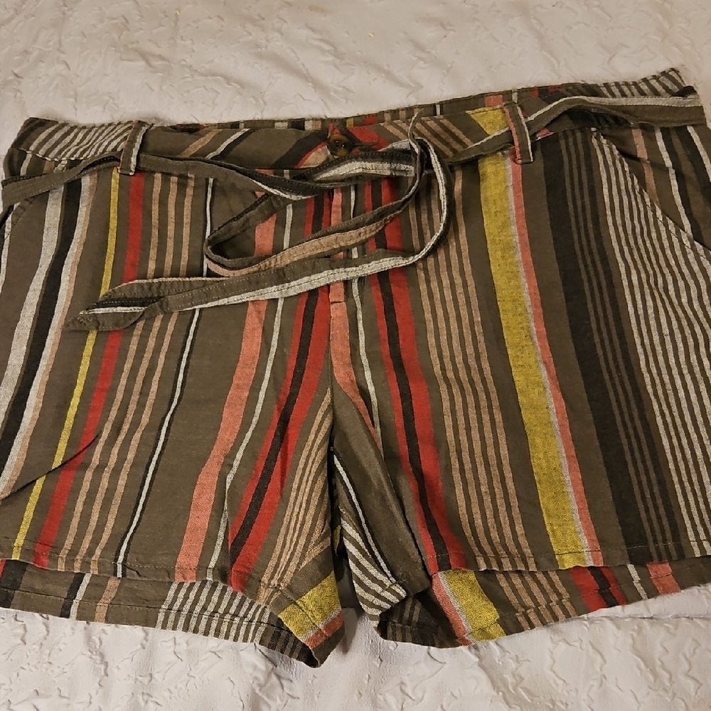 Liz Claiborne Red and Green Cargo Shorts with Casual Style